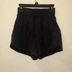 Black Lululemon hotty hot shorts 4”